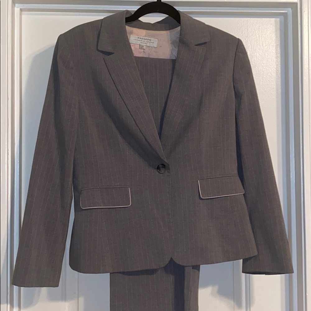 TAHARI suit